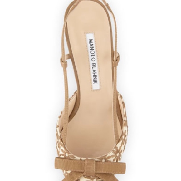 Manolo Blahnik
Galop Mod Floral Raffia Slingback Pump, Taupe - Picture 2 of 6